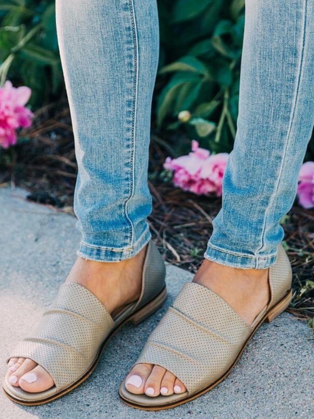 Mi.iM | Buckle | Perforated Breeze Sandal | Size 9